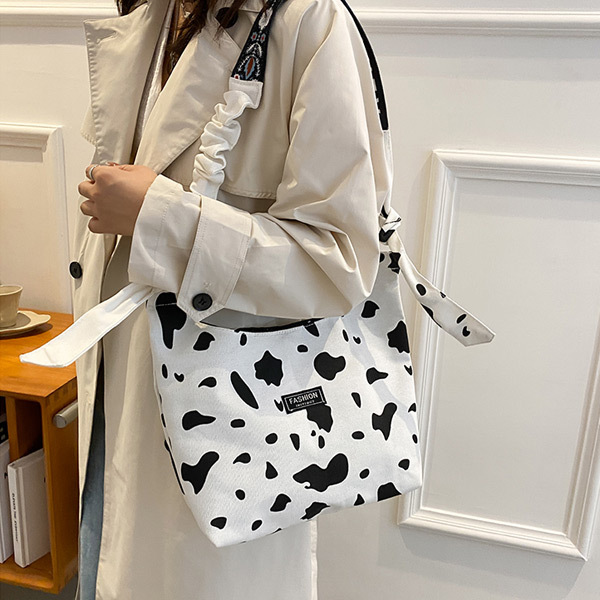 あり COW柄 キャンショルダーバッグ マチ付き ボディバッグ 肩掛け 個性的 服 白 牛柄 BAG かばん 黒 韓国ファッション ホワイト 鞄  vii2f634057